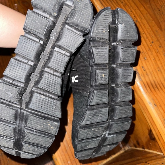 On Cloud 5 Women’s Black Waterproof Sneaker size 8.5 - Picture 3 of 4